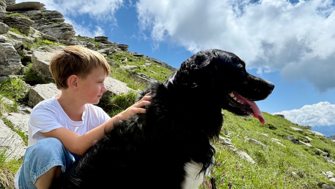 Einer der Söhne mit Ayka in den Bergen
